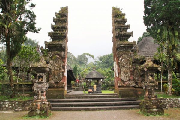 Boycott du temple Besakih & Sidemen